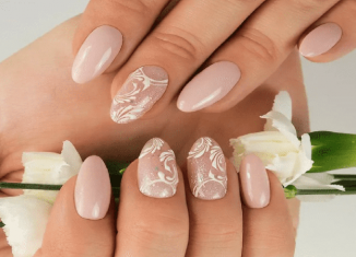 Trendy manicures for a wedding in 2023
